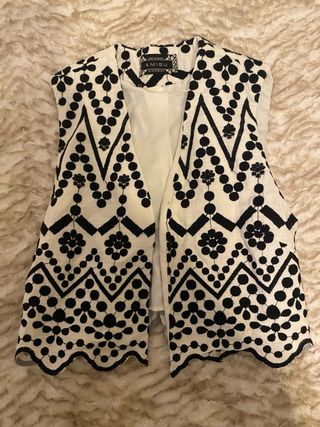 Chaleco AMISU blanco y negro bordado