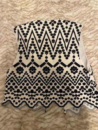 Chaleco AMISU blanco y negro bordado