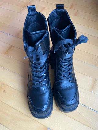 Botas negras con cordones y plataforma