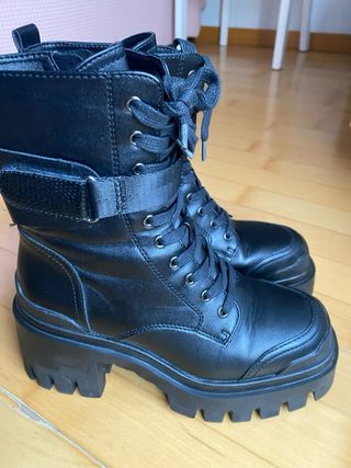Botas negras con cordones y plataforma