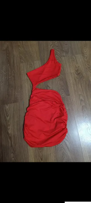Vestido mini rojo asimétrico