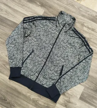 Giacca Adidas floreale nera e bianca