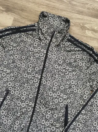 Giacca Adidas floreale nera e bianca