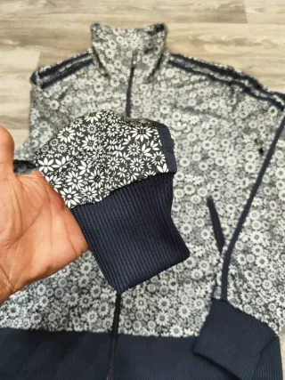 Giacca Adidas floreale nera e bianca