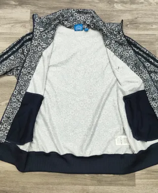 Giacca Adidas floreale nera e bianca