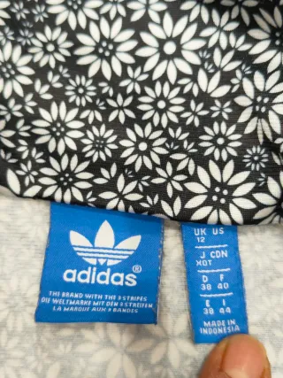 Giacca Adidas floreale nera e bianca