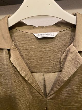 Blusa Stradivarius verde oliva