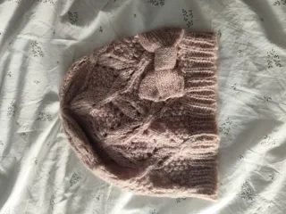 Gorro de punto rosa con lazo