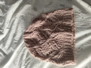 Gorro de punto rosa con lazo