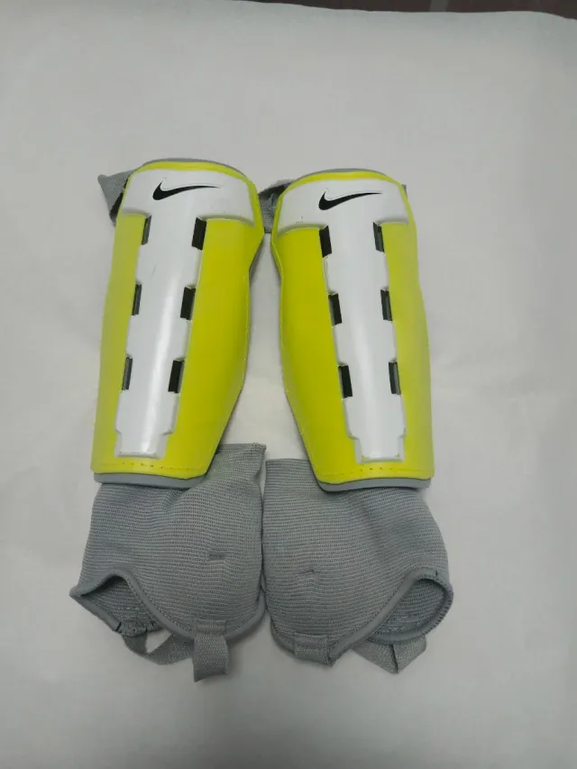 Espinilleras Nike Fútbol Amarillas y Blancas