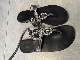 Sandali neri bassi con pietre