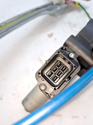 ELEVALUNAS DELANTERO DERECHO OPEL CORSA D