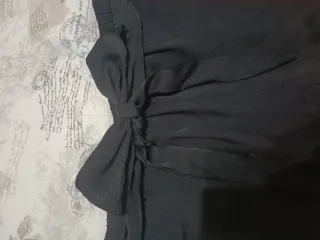 Pantalón corto de satén negro con lazo