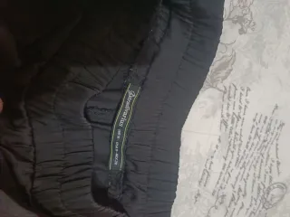 Pantalón corto de satén negro con lazo