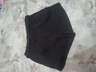 Pantalón corto de satén negro con lazo