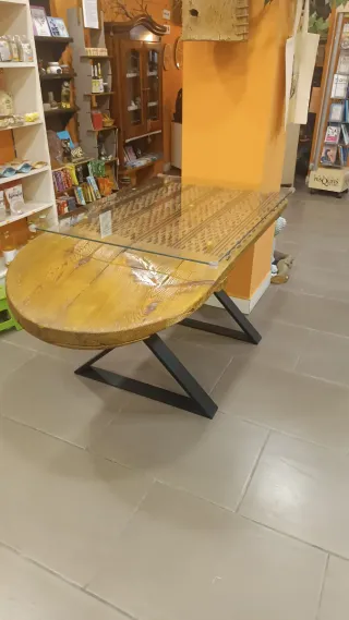 Mesa auxiliar o decorativa, hecha con  un Trillo