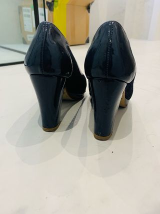 Salto alto azul mulher