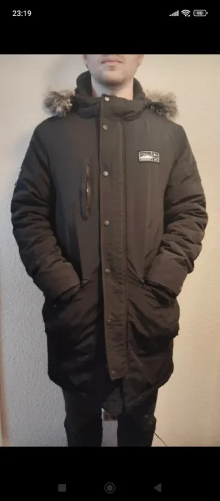 Abrigo parka largo negro con capucha