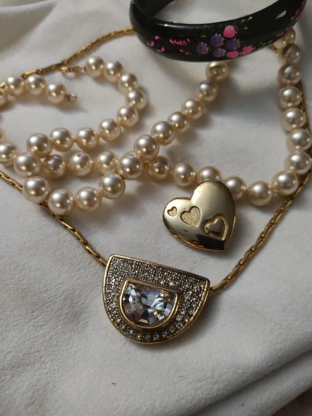 Lote de bijuterias: colar de pérolas, coração e pingente