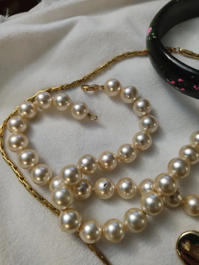 Lote de bijuterias: colar de pérolas, coração e pingente