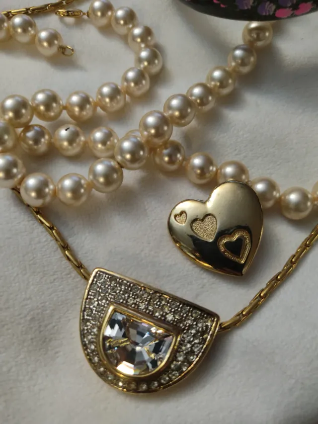 Lote de bijuterias: colar de pérolas, coração e pingente