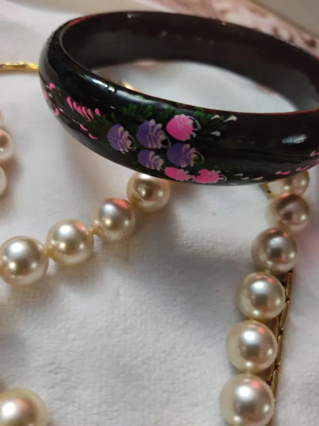 Lote de bijuterias: colar de pérolas, coração e pingente