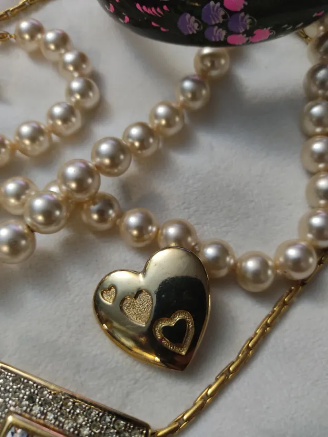 Lote de bijuterias: colar de pérolas, coração e pingente