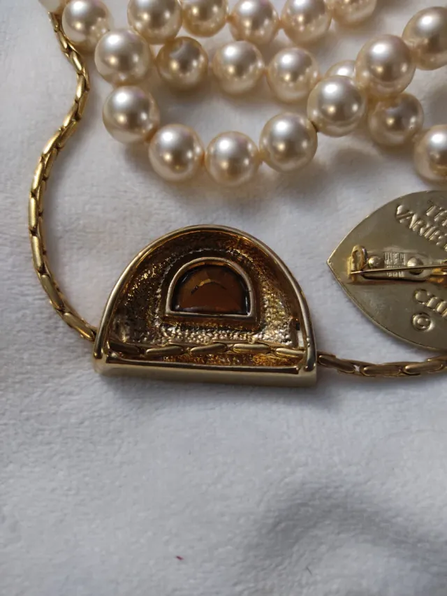 Lote de bijuterias: colar de pérolas, coração e pingente