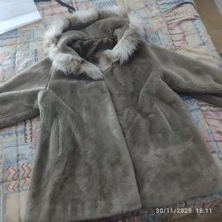 Abrigo mujer con capucha y pelo