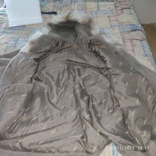 Abrigo mujer con capucha y pelo