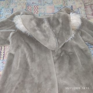 Abrigo mujer con capucha y pelo