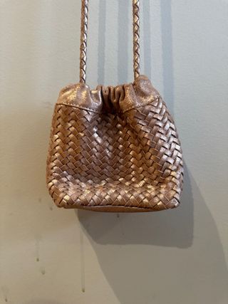 Bolso de fiesta tejido dorado