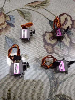 4 Servomotores MG90D