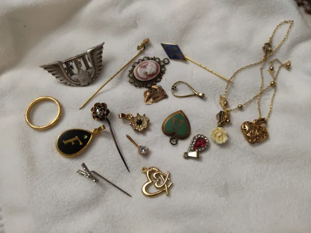 Lote de bijuterias e objetos antigos