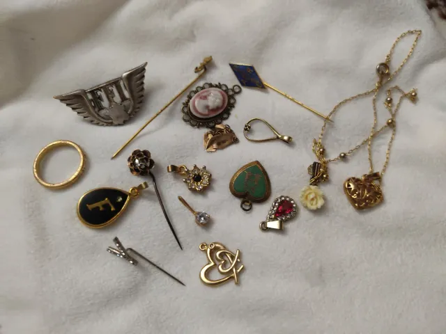 Lote de bijuterias e objetos antigos