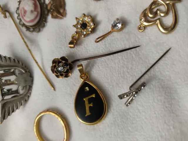 Lote de bijuterias e objetos antigos