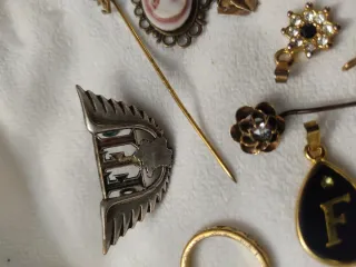 Lotto di bijoux e oggetti antichi