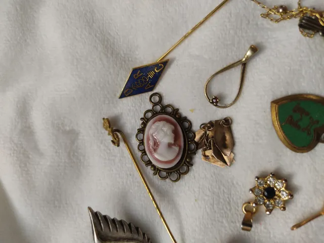 Lote de bijuterias e objetos antigos