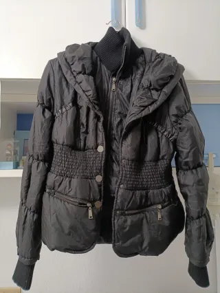 Cazadora acolchada mujer negra