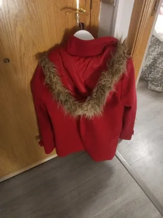 Parka roja con capucha