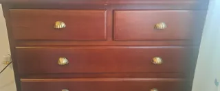 Cómoda de madera, 2 mesitas de noche y armario 3p.