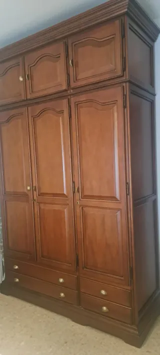 Cómoda de madera, 2 mesitas de noche y armario 3p.