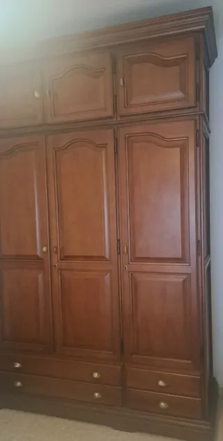 Cómoda de madera, 2 mesitas de noche y armario 3p.