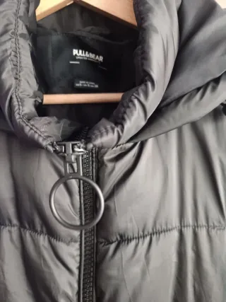 Chaleco acolchado largo negro con capucha