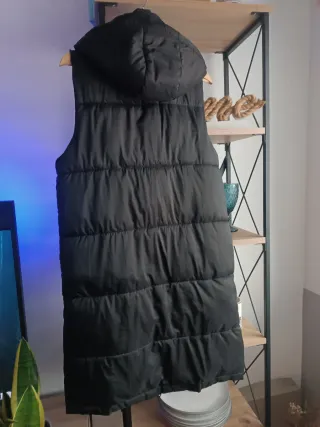 Chaleco acolchado largo negro con capucha