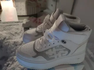 Deportivas blancas y plateadas originales