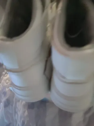 Deportivas blancas y plateadas originales