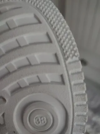 Deportivas blancas y plateadas originales