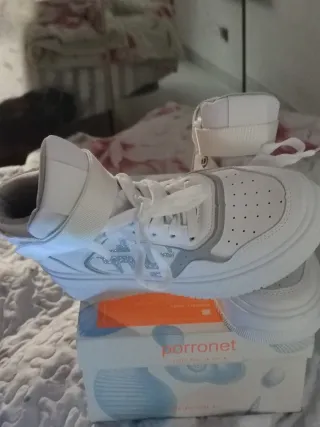 Deportivas blancas y plateadas originales