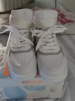 Deportivas blancas y plateadas originales